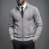 Cross2026 Otoño Invierno Nuevo Suéter de Punto con Cuello Alto y Terciopelo para Hombre Moda Juvenil Chaqueta Cardigan Casual para Hombre