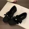 Sapatos Mary Jane estilo francês para mulheres, novo design vintage de verão 2026, adequados para combinar com saias, com sola macia, sapatos de salto baixo com bico quadrado raso