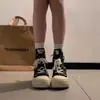 Zapatillas Blancas de Suela Gruesa Super Elegantes que Aumentan la Altura para Mujer, Nuevo Modelo Primavera 2026, Zapatos de Lona de Caña Alta para Mujeres Bajitas, Zapatos de Mujer de Moda y Versátiles