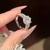 Joyería de Plata de Ley 925 Anillo Redondo para Mujer, Venta al por Mayor Anillo de Boda de Seis Garras Completamente Diamantado Micro-Pavimentado de Moissanita de 2 Quilates