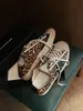 Em estoque~ Tênis casuais de couro legítimo para mulheres, novos sapatos esportivos versáteis com cadarço e estampa de leopardo 2026, sapatos femininos desgastados com estampa de estrelas