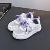 Talla 26-37 Verano Nuevo Estilo Malla Hueca En Stock Zapatos Infantiles Al por Mayor Tenis para Niños Zapatos Estudiantiles para Niñas 5715