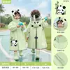 El impermeable EAV para niños es un impermeable impermeable y engrosado de una sola pieza y cuerpo completo, diseñado para resistir la lluvia intensa, específicamente para niñas de kínder y niños que van a la escuela