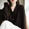 Elegante top de punto gris para mujer, perfecto para usar en capas, con un hermoso detalle de lazo, un diseño de cárdigan corto y un look chic para otoño e invierno.