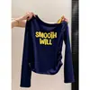 Blusa feminina de um ombro só, estilo coreano para primavera e outono, justa, franzida, com estampa de letras, camiseta de manga comprida que afina a silhueta