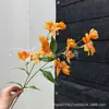 Ramo Artificial de Fresias y Lirios para Decoración de Sala de Estar y Mesa de Comedor, Arreglo Floral y Accesorios para Fotos