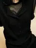 Camiseta Feminina Preta de Manga Curta com Renda e Patchwork, Decote V, Estilo Puro Desejo, Design Fino de Verão, Caimento Justo, Valoriza a Silhueta, Top com Ombro Regular