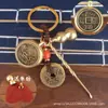 Llavero Zodiacal de Latón Cadena Decorativa Giratoria Juego de Cuatro Piezas con Cuerda de Nube Auspiciosa Vintage de Cinabrio y Monedas de los Cinco Emperadores para la Buena Fortuna