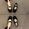 Sapatilhas Mary Jane femininas estilo retrô francês com bico quadrado, novo modelo outono 2026, design raso delicado, adequadas para combinar com saias