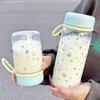 Taza de plástico explosiva de alto valor para salir con taza de agua de mano portátil simple para niña estudiante al aire libre para beber directamente resistente a altas temperaturas