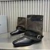 Botines de retazos estilo coreano para mujer, nueva colección 2026, con hebilla de cinturón, diseño que realza la altura, punta cuadrada y caña de cuero gamuzado.