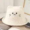 Novo Chapéu de Bacia de Veludo de Cordeiro Outono e Inverno Bordado com Gatinho Fofo e Doce Chapéu de Pescador Pequeno para Expor o Rosto Quente e à Prova de Frio ao Ar Livre