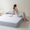 Manta tejida de grado A, sin costuras y sin presión, proporciona una experiencia de sueño cómoda y es adecuada para todas las estaciones.. Es una cubierta de cama transpirable diseñada para proteger tu colchón en el dormitorio.