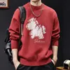 Suéter Redondo Jacquard Retro Rojo para Hombre 2026 Otoño e Invierno Nuevo Estilo Holgado Talla Grande Tejido Básico