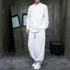 Novo terno de estilo chinês com gola alta, abotoamento diagonal e textura para homens, apresentando uma camisa de cor sólida, corte solto e calças tipo lanterna, um conjunto casual de duas peças