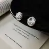 Pendientes Minimalistas Coreanos y Japoneses de Circonita Brillante con un Diseño Versátil, Adecuados para Primavera y Verano, Suaves con los Agujeros de las Orejas, Pendientes de Lujo Ligero