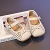 Sandalias para Niñas 2026 Verano Nuevo Estilo Lazo Infantil Versátil Zapatos de Princesa Niñas Pequeñas Suela Suave Huecas Zapatos Individuales Modernos