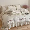 Juego suave de cuatro piezas estilo francés de algodón y lino con bordado floral de enredadera de fresa y ribete de encaje, que incluye funda de edredón, sábana bajera y colcha