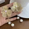 Brincos de franja dourada com flor e pérola estilo gélido europeu e americano Design famoso na internet brincos elegantes da moda de luxo leve