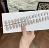 Unhas Postiças Curtas Usáveis com Acabamento de Luxo, Color-Blocking Preto Moderno, Decoração 3D de Gatinho, Estilo Fofo Doce e Moderno, Unhas Postiças Pré-Fabricadas