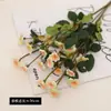 Um buquê de pequenas rosas artificiais para decoração de cena, rosas chá com um toque de luxo, rosas para casamentos, flores artificiais