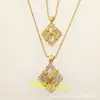 Versión de Alta Gama V-Gold Trébol de Cuatro Hojas Cepillado Estilo de Corte de Ópera Esmalte de Nácar Blanco Chapado en Oro de 18 Quilates Collar Buccellati