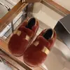 Zapatos planos versátiles de pelo para mujer, para usar al aire libre en otoño e invierno, nuevo estilo 2026, slip-on peludos coreanos para mujer, de doble uso, zapatos de algodón con forro de felpa