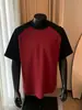 Camiseta informal acolchada de manga corta para hombre, diseño americano, patchwork de moda versátil en negro y rojo, top de alta costura, bloqueo de color moderno