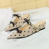 599-18 Zapato de Cuña Cerrado de Punta Redonda Estilo Francés con Lunares y Moño para Mujer, Cómodo, Versátil, sin Cordones para Uso en Exteriores