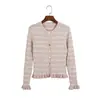 Conjunto de Punto a Rayas Estilo Coreano Cuello Redondo Hebilla Metálica Volante Manga Larga Cárdigan y Falda de Cintura Alta Conjunto de Dos Piezas para Otoño