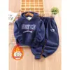 Conjunto con Capucha Grueso y Trendy de Marca con Forro de Felpa para Niños, Nuevo Estilo Otoño e Invierno, Conjunto Casual de Dos Piezas con Sudadera con Estampado de Letras para Niños