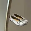 Primeiro Encontro com os Sapatos Femininos da Temporada: Sapatilha Mary Jane Estilo Francês Primavera/Verão Poá Cetim Bico Raso com Laço e Design de Ballet Bico Dividido