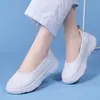 Sapatos de enfermagem femininos em estoque para o verão, de corte baixo, respiráveis, com sola macia, não cansativos, com sola grossa, antiderrapantes, sapatos de trabalho médicos pretos atacado