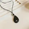 Elegante e Descontraída Corda de Couro Pingente Geométrico Gota d'Água Colar Corrente de Suéter Estilo Nicho Moderno Colar com Senso de Design Moderno