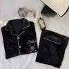 Pijama de mujer de alta calidad estilo Chanel negro para otoño e invierno, conjunto de cárdigan de terciopelo dorado, ropa de casa de lujo de terciopelo dorado