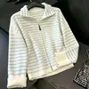 Diseño estilo coreano con rayas de colores contrastantes, elegante suéter de manga larga con cremallera para mujer, top versátil chic con cuello alto Otoño 2026