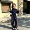 Conjunto esportivo casual de moda popular para primavera e outono para mulheres, com jaqueta com zíper e listra lateral colorida e calça pantalona, um conjunto de duas peças