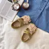 Zapatos de Malla con Flores de Gamuza de Moda para Niñas Estilo Vacacional 2026 Primavera/Otoño Nuevos Zapatos de Rendimiento de Suela Suave Planos Versátiles