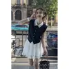 Un Conjunto Completo de Ropa Estilo Universitario Coreano para Verano, Incluyendo un Nuevo Top de Punto sin Mangas con Cuello Polo Reductor de Edad Combinado con una Falda de Moda