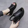Sandalias de cuña con plataforma gruesa estilo coreano para mujer, para uso exterior en verano 2026, sin espalda, con una sola tira y hebilla, tacones altos para mujer, adelgazantes