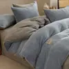 Juego de Cuatro Piezas de Cama de Terciopelo de Leche Lujo Ligero Nuevo Otoño e Invierno 2025 Juego de Tres Piezas de Funda Nórdica y Sábana Bajera de Terciopelo Coral Espesado
