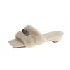Zapatillas de moda nuevas con tacón grueso, diseño de una tira, peludas, con cierre de hebilla, punta cuadrada, tacón medio, punta abierta, metálicas, tela 2026