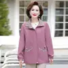 Ropa de madre para primavera y otoño, gabardina casual con solapas, chaqueta holgada de talla grande con múltiples bolsillos para mujeres de mediana edad y mayores