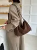 Bolsa de couro fosco tipo almofada para mulheres, novo modelo 2025, bolsa de ombro e transversal de grande capacidade, bolsa versátil vintage para o dia a dia, disponível para atacado