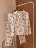 Lindo pijama de gasa de algodón de doble capa con estampado de dibujos animados, cuello de solapa, mangas largas y pantalones largos, un conjunto de ropa de estar cómodo para la piel y de corte holgado que también se puede usar como ropa exterior.
