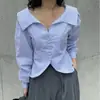 Em estoque. Blusa de outono chique, estilo coreano, com gola mandarim, fecho de um botão, mangas compridas e um design listrado slim fit que valoriza a silhueta.