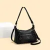 Bolso de hombro de cuero suave de venta caliente transfronteriza para mujeres de mediana edad, nuevo modelo 2026, bolso cruzado de gran capacidad, elegante y versátil, al por mayor