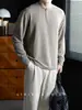 Camiseta de manga larga para hombre, estilo retro, de un solo botón, cuello Henley, ligeramente madura, base de punto acanalado transpirable y cómoda para otoño de 2026