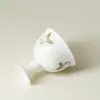 Xícara de Chá de Argila de Jade Estilo Dinastia Tang e Song com Pé Alto para Uso Doméstico, Design de Pêssego Pintado à Mão, Copo de Degustação Artesanal de Parede Fina, Copo Único