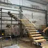 Escalera de tubo cuadrado a precio de fábrica con pintura en spray de acero al carbono, peldaños de madera de caucho tailandesa, barandilla de vidrio, escalera de tubo cuadrado para interiores